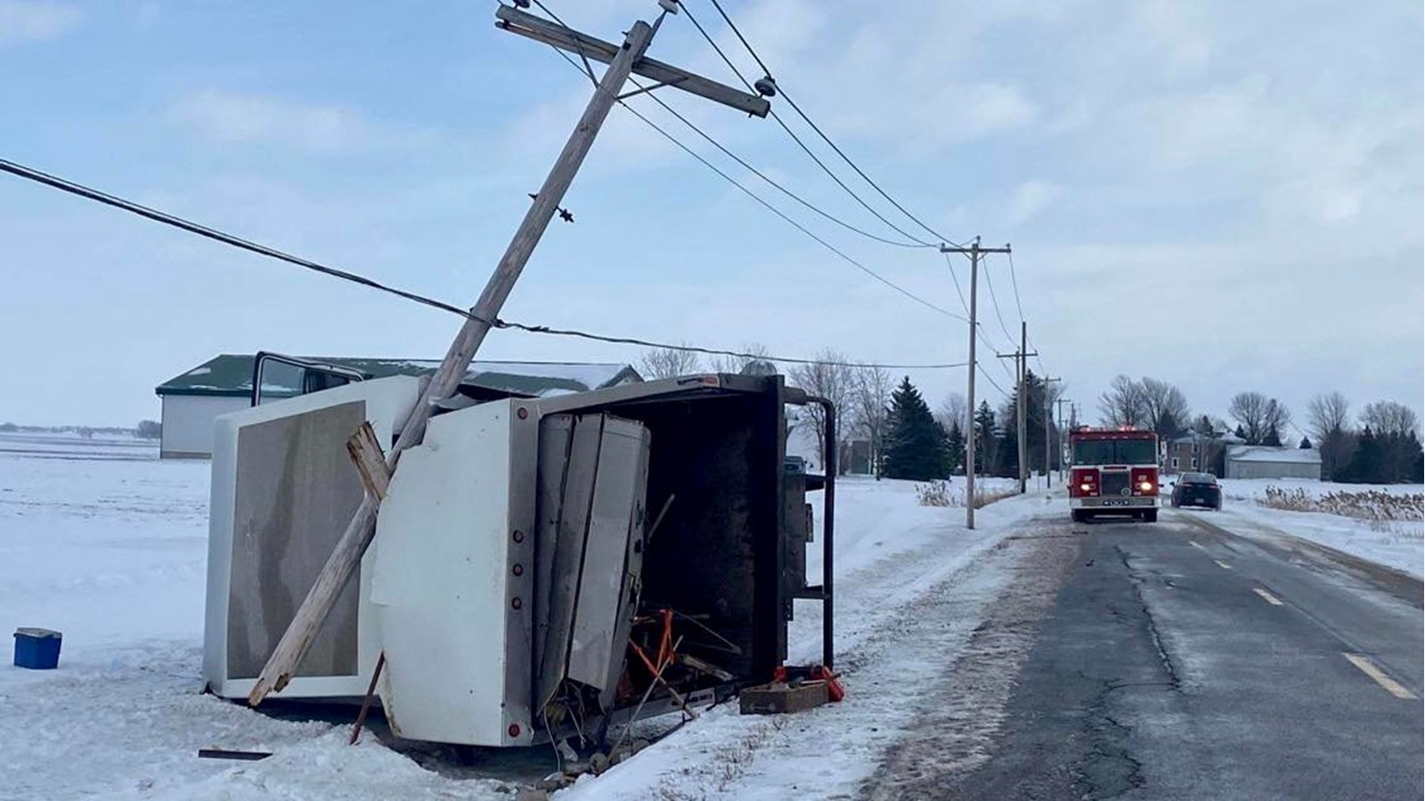 Un conducteur blessé légèrement dans une impressionnante sortie de route 