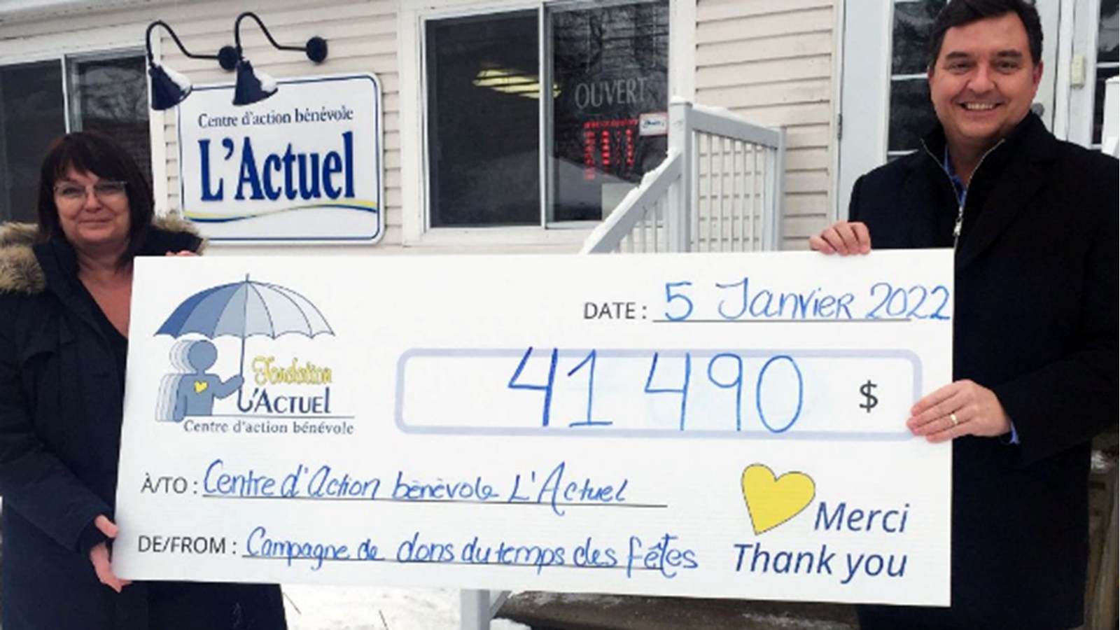 Sur la photo, on reconnaît la directrice générale du Centre d’action bénévole L’Actuel, Céline Moreau et le président de la Fondation L'Actuel, André Gingras qui dévoilent le montant amassé dans les dernières semaines