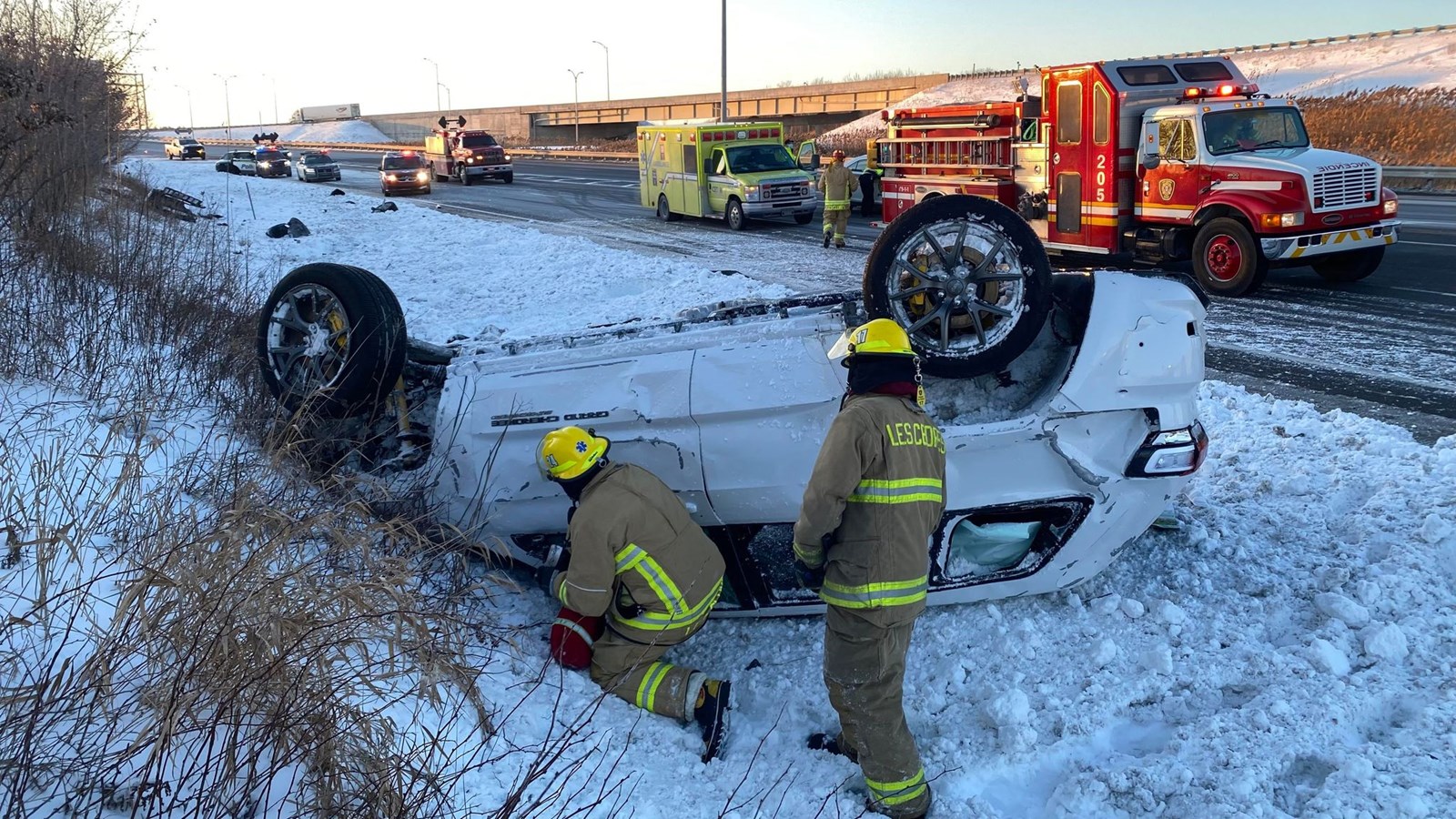 Multiples tonneaux et violent capotage à la suite d'une courte poursuite sur l'autoroute 20  