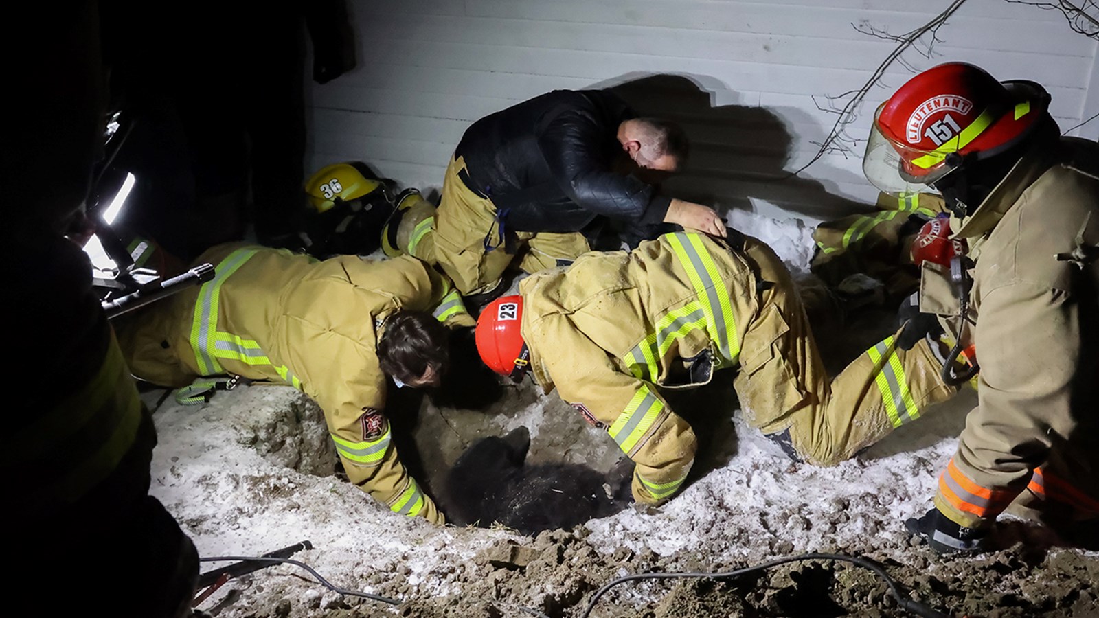 Les pompiers de Saint-Zotique sauvent un chien d’une mort certaine