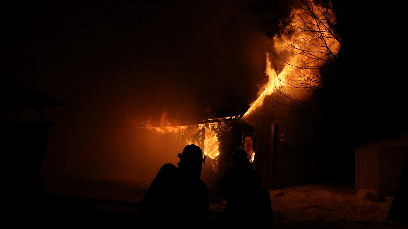 Un mur de flammes combattu par les pompiers à Rivière-Beaudette