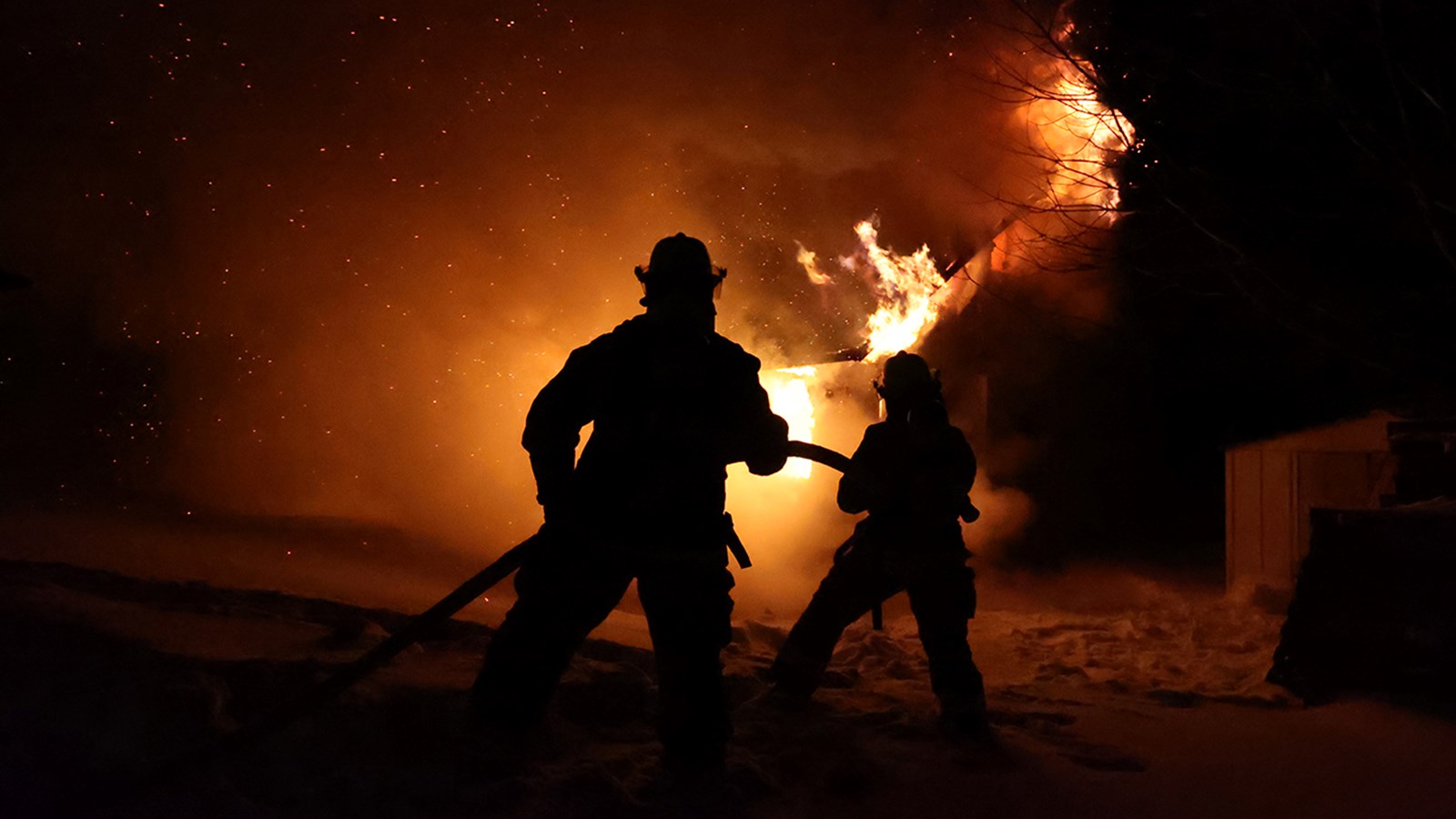 Un mur de flammes combattu par les pompiers à Rivière-Beaudette