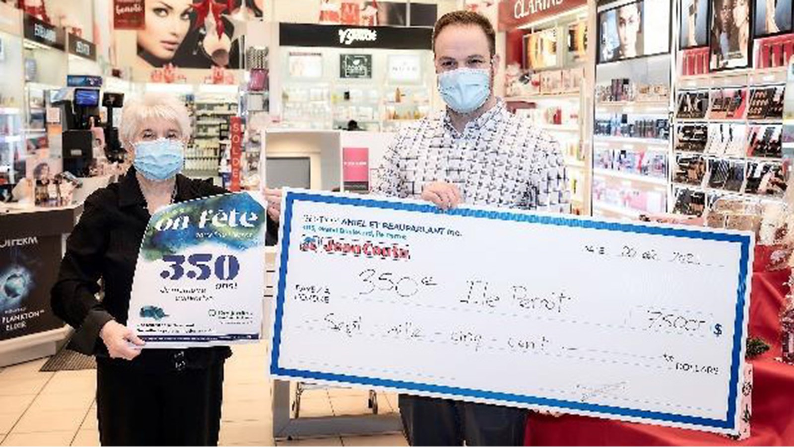 Remise d’un chèque de 7 500 $ par Jacques-Alexandre Amiel, pharmacien-propriétaire de PJC Jean Coutu à Lise Chartier, présidente du Comité du 350e de l’île Perrot.