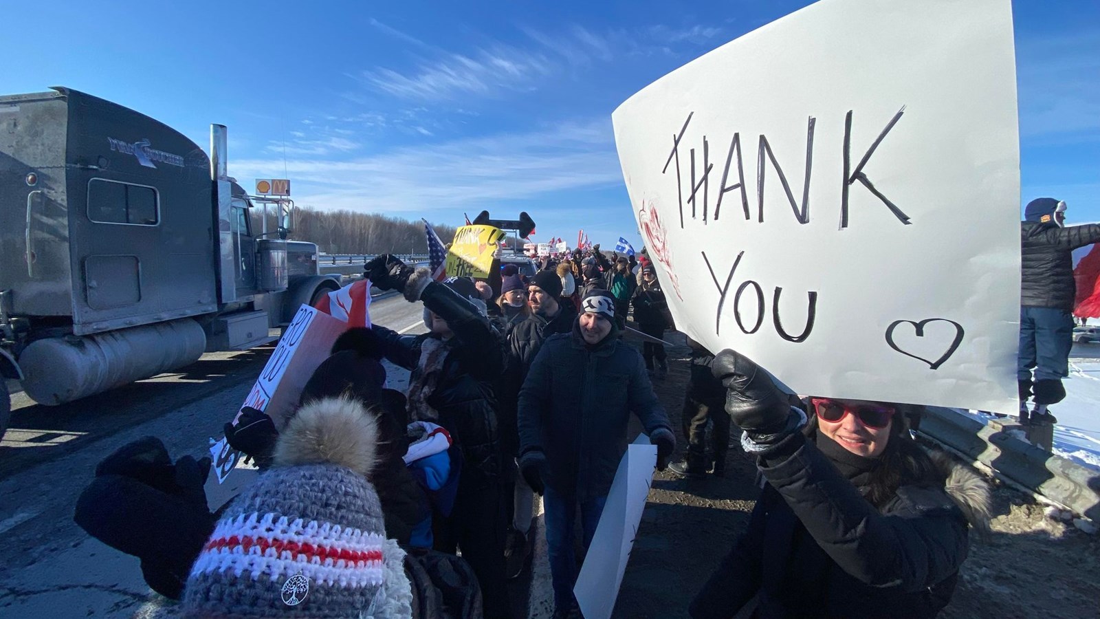 Convoi pour la liberté: plusieurs centaines de manifestants présents à Rigaud
