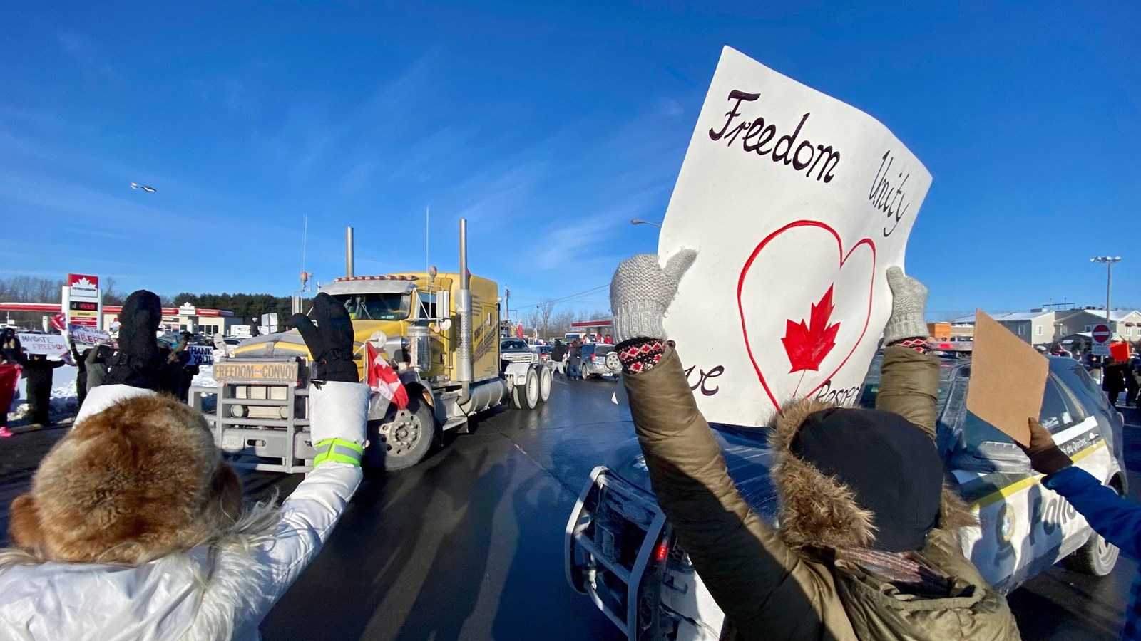 Convoi pour la liberté: plusieurs centaines de manifestants présents à Rigaud 
