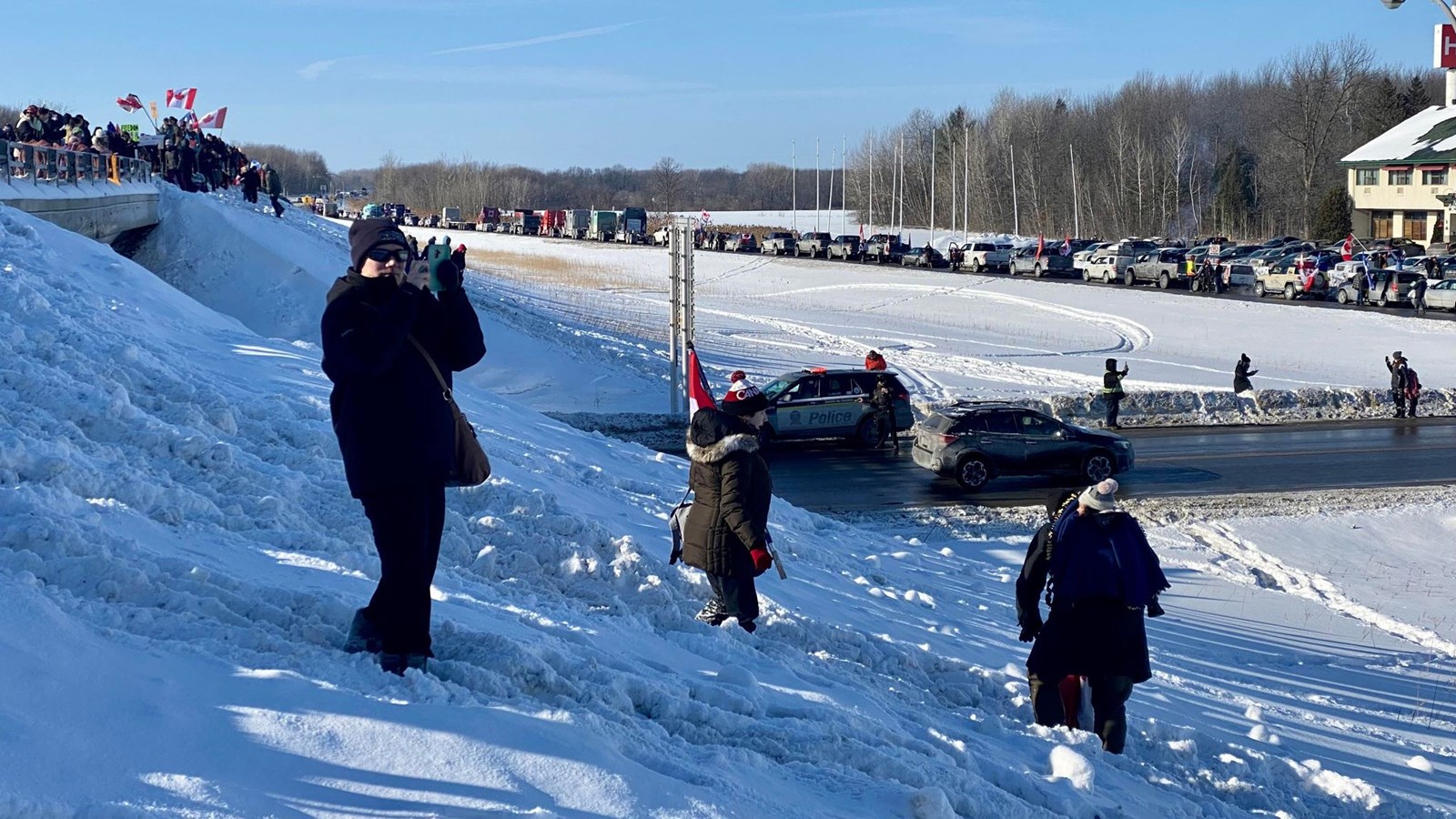 Convoi pour la liberté: plusieurs centaines de manifestants présents à Rigaud 
