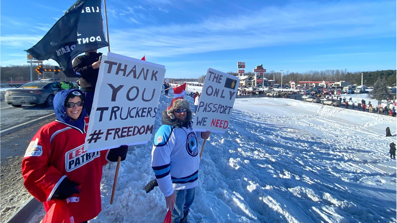 Convoi pour la liberté: plusieurs centaines de manifestants présents à Rigaud 