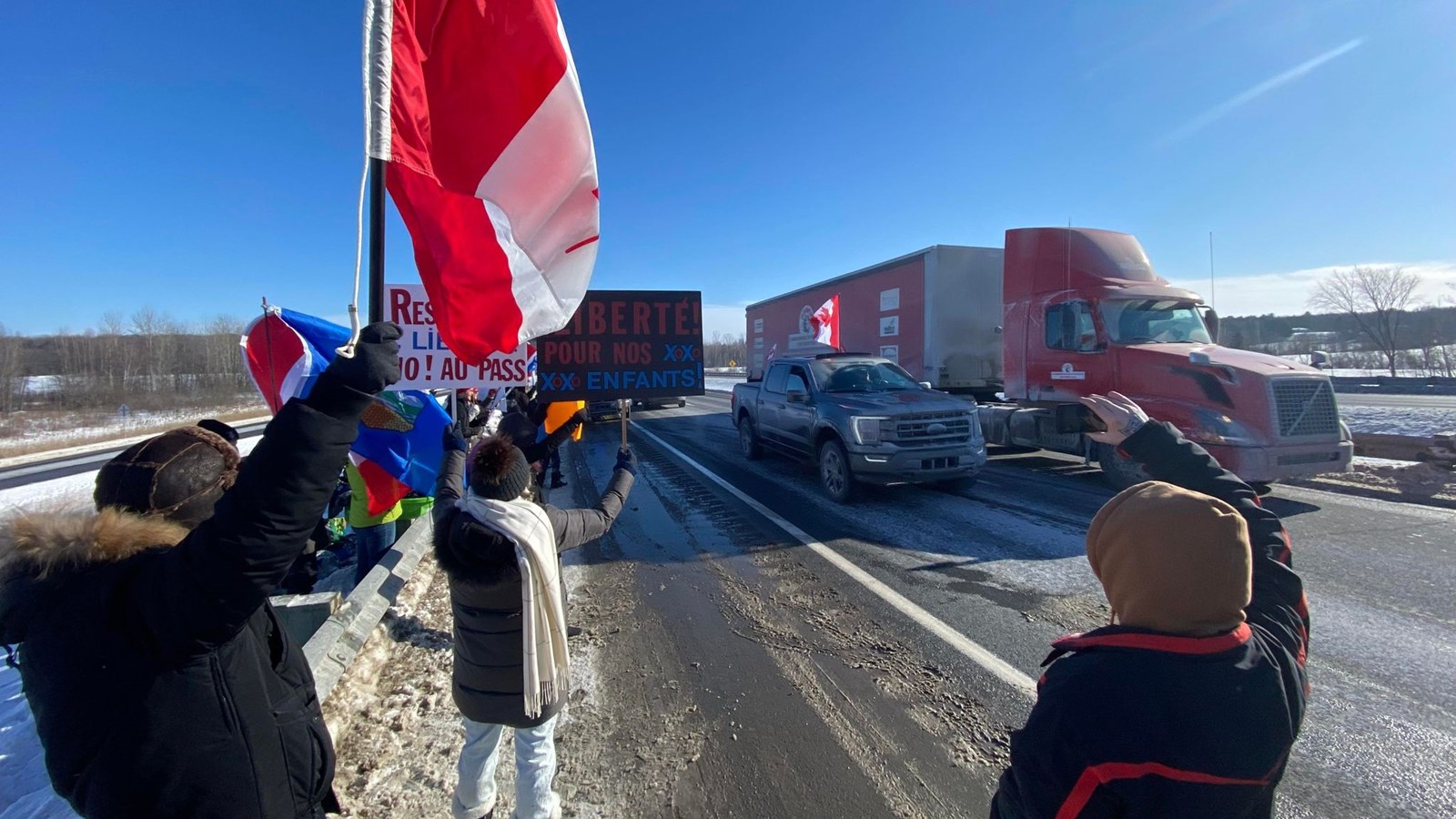 Convoi pour la liberté: plusieurs centaines de manifestants présents à Rigaud 