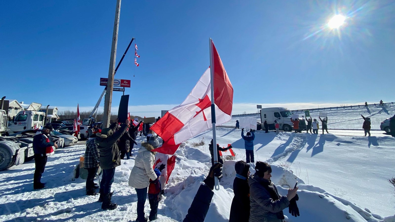 Convoi pour la liberté: plusieurs centaines de manifestants présents à Rigaud 