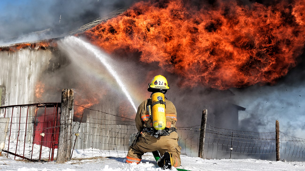 Un bâtiment de ferme en proie aux flammes