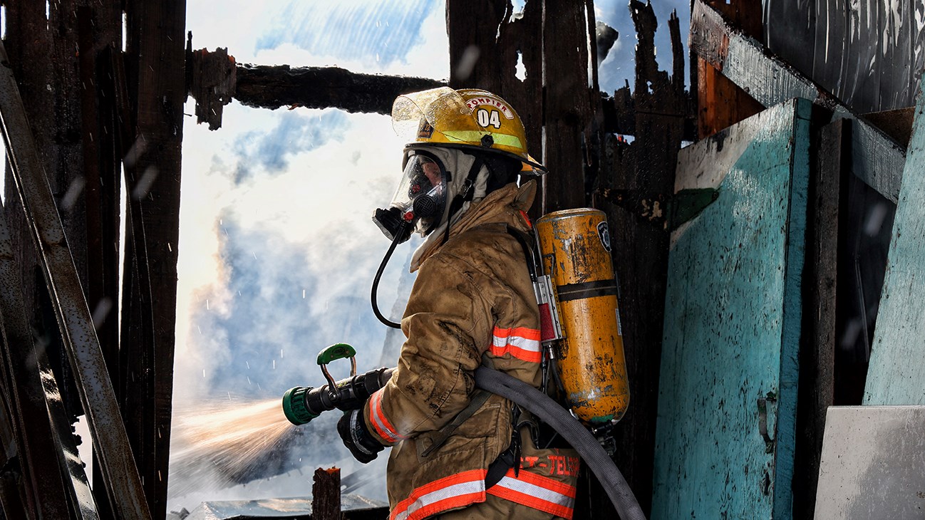 Un bâtiment de ferme en proie aux flammes