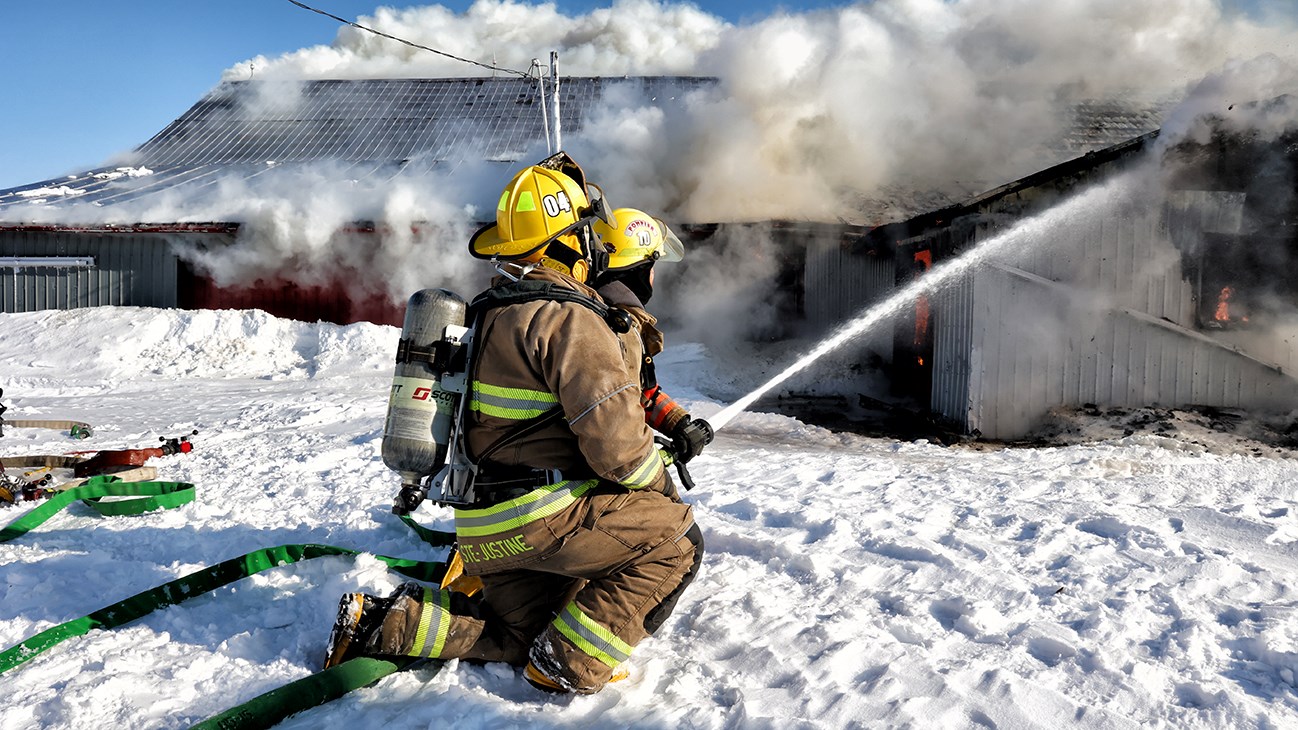 Un bâtiment de ferme en proie aux flammes