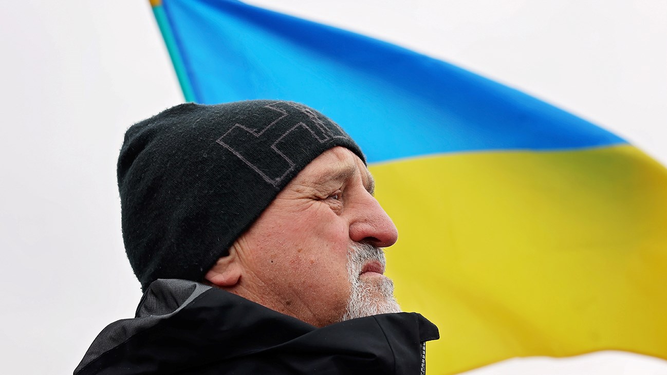 Le maire de Vaudreuil-Dorion, Guy Pilon, était attentif durant l'hymne national de l'Ukraine