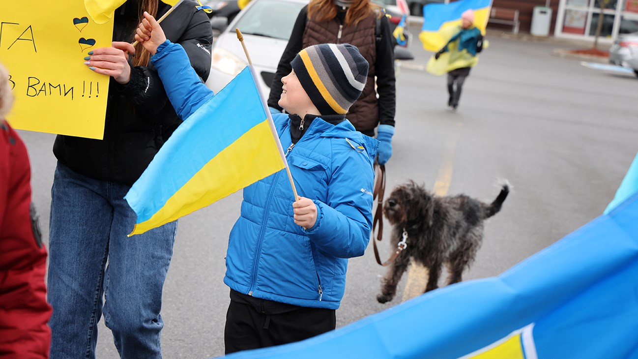 Les gens dans la rue pour l'Ukraine
