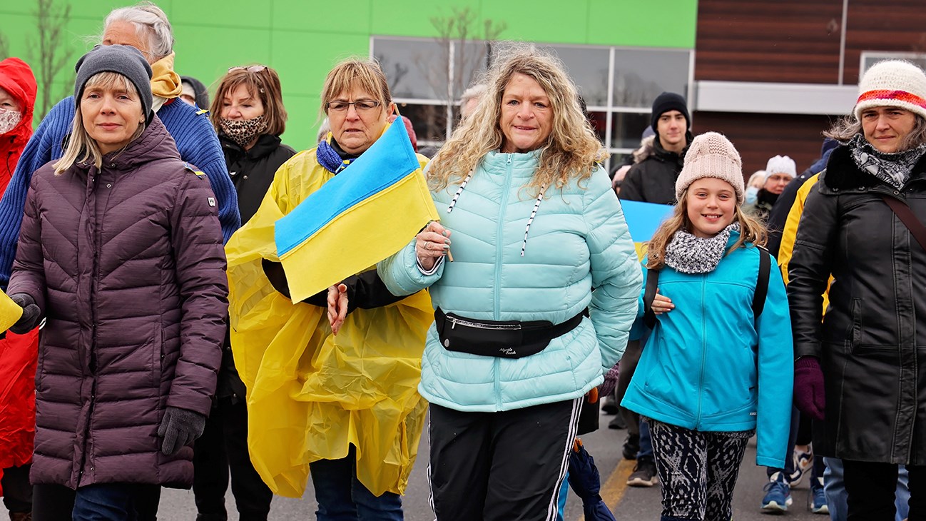 Les gens dans la rue pour l'Ukraine