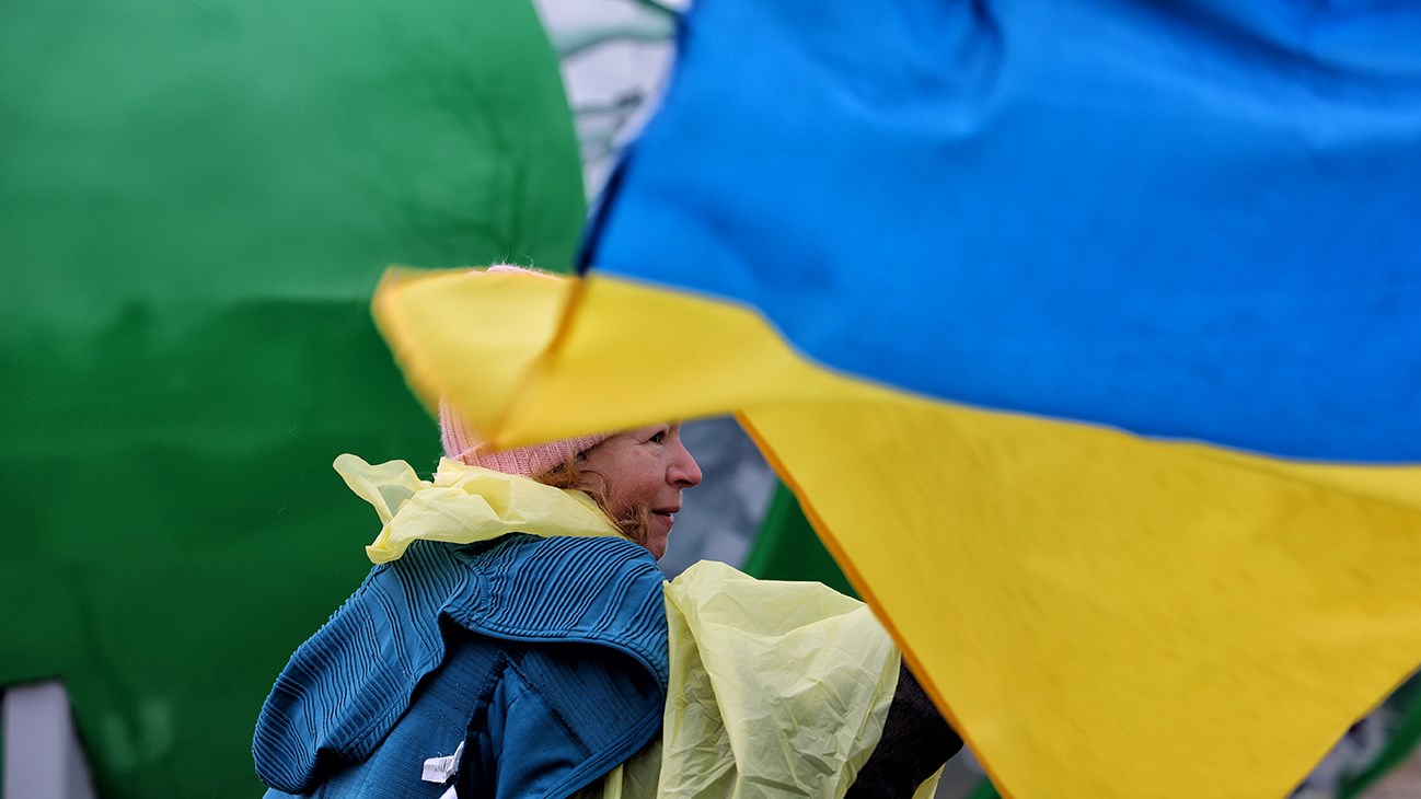 Les gens dans la rue pour l'Ukraine