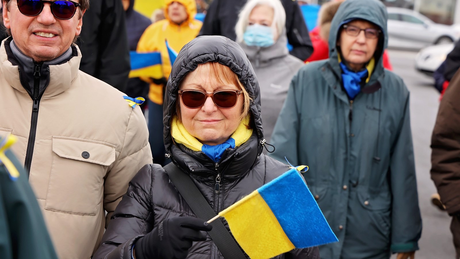 Les gens dans la rue pour l'Ukraine