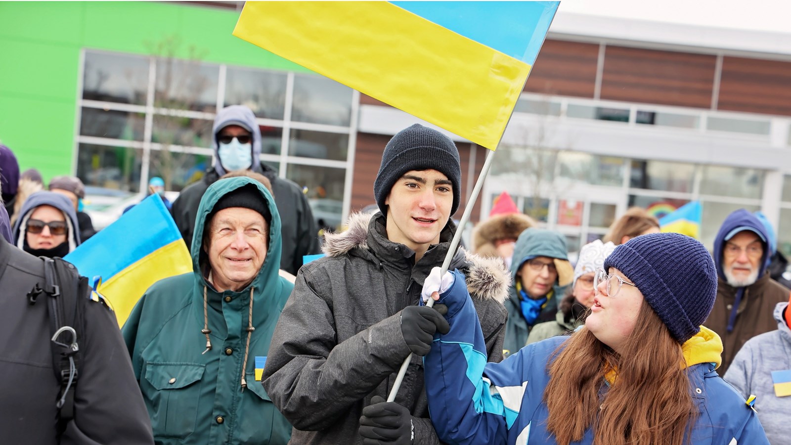 Les gens dans la rue pour l'Ukraine