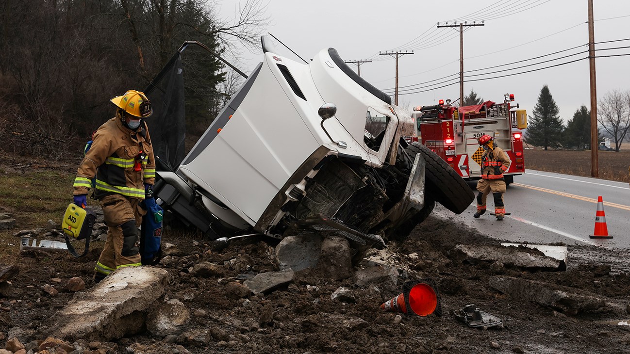 Un camion verse sur le côté