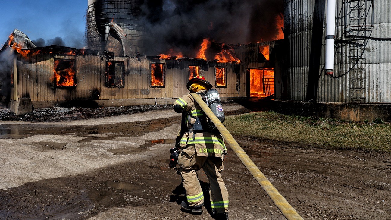 Une ferme et deux bâtiments adjacents partis en fumée
