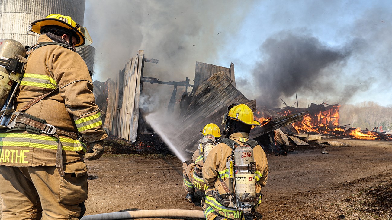 Une ferme et deux bâtiments adjacents partis en fumée