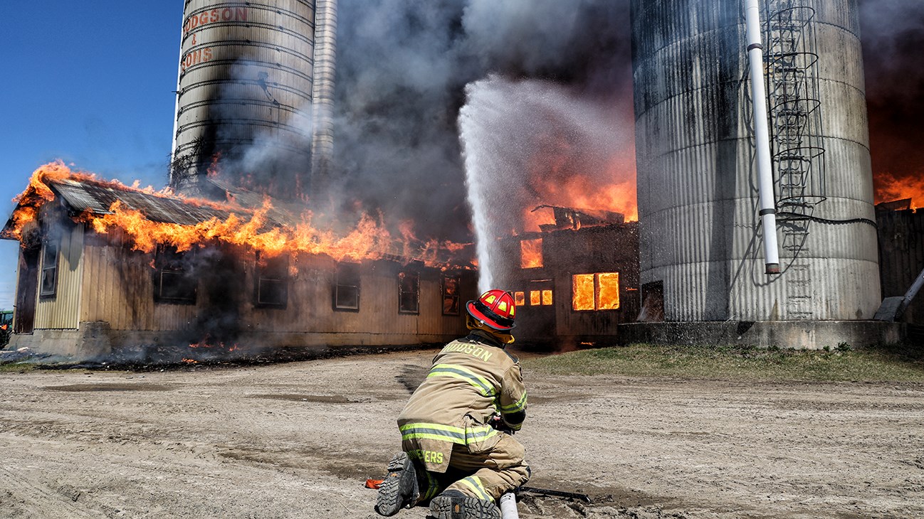 Une ferme et deux bâtiments adjacents partis en fumée