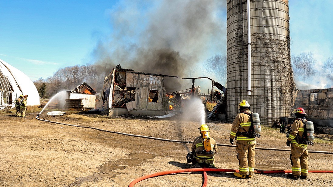 Une ferme et deux bâtiments adjacents partis en fumée