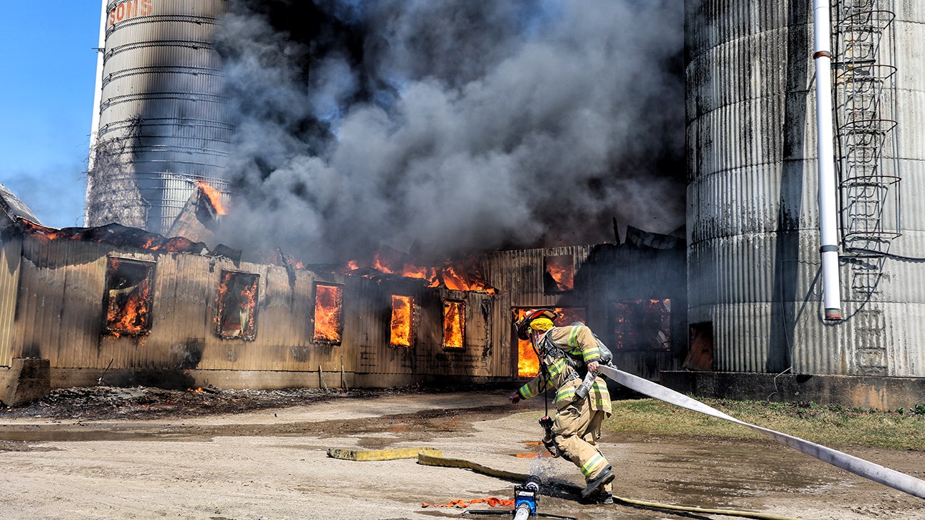 Une ferme et deux bâtiments adjacents partis en fumée