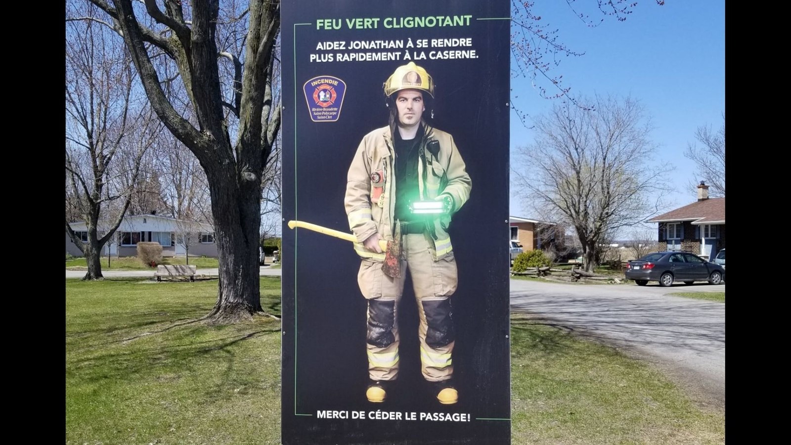 Des affiches récemment installées pour inviter les automobilistes à céder le passage aux pompiers