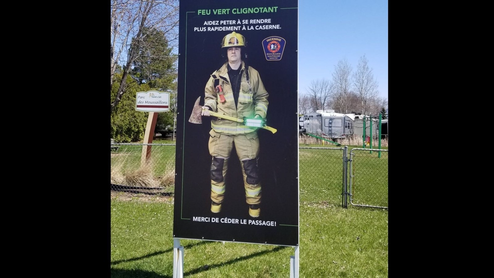 Des affiches récemment installées pour inviter les automobilistes à céder le passage aux pompiers