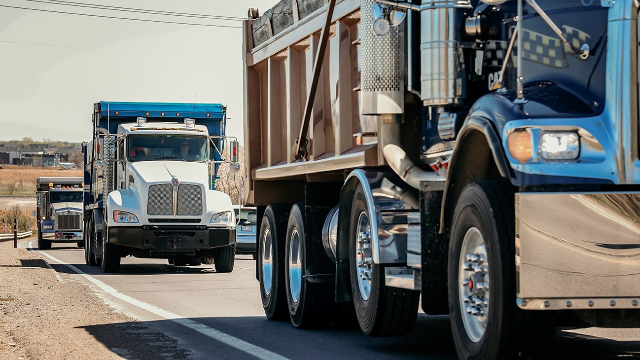Des camionneurs dans la rue