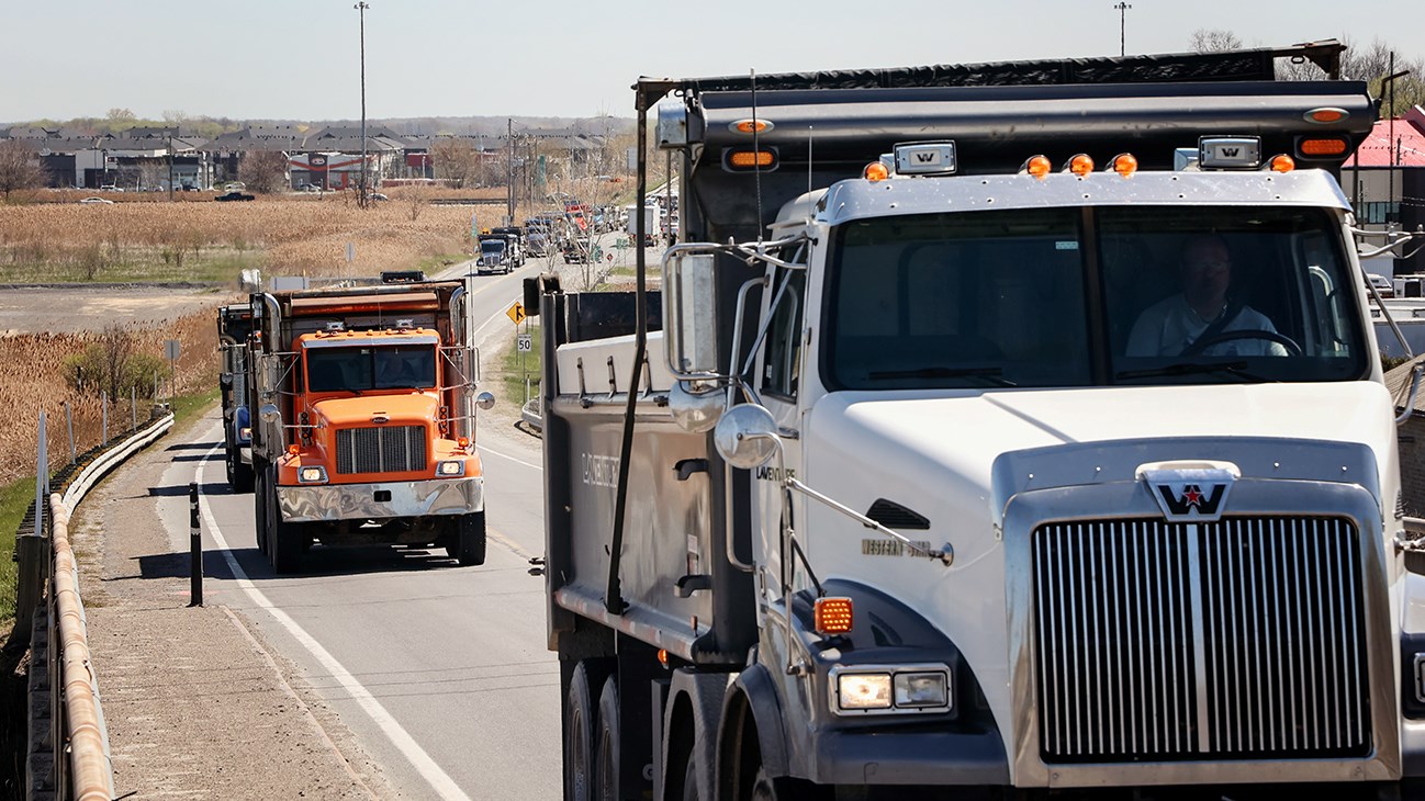 Des camionneurs dans la rue