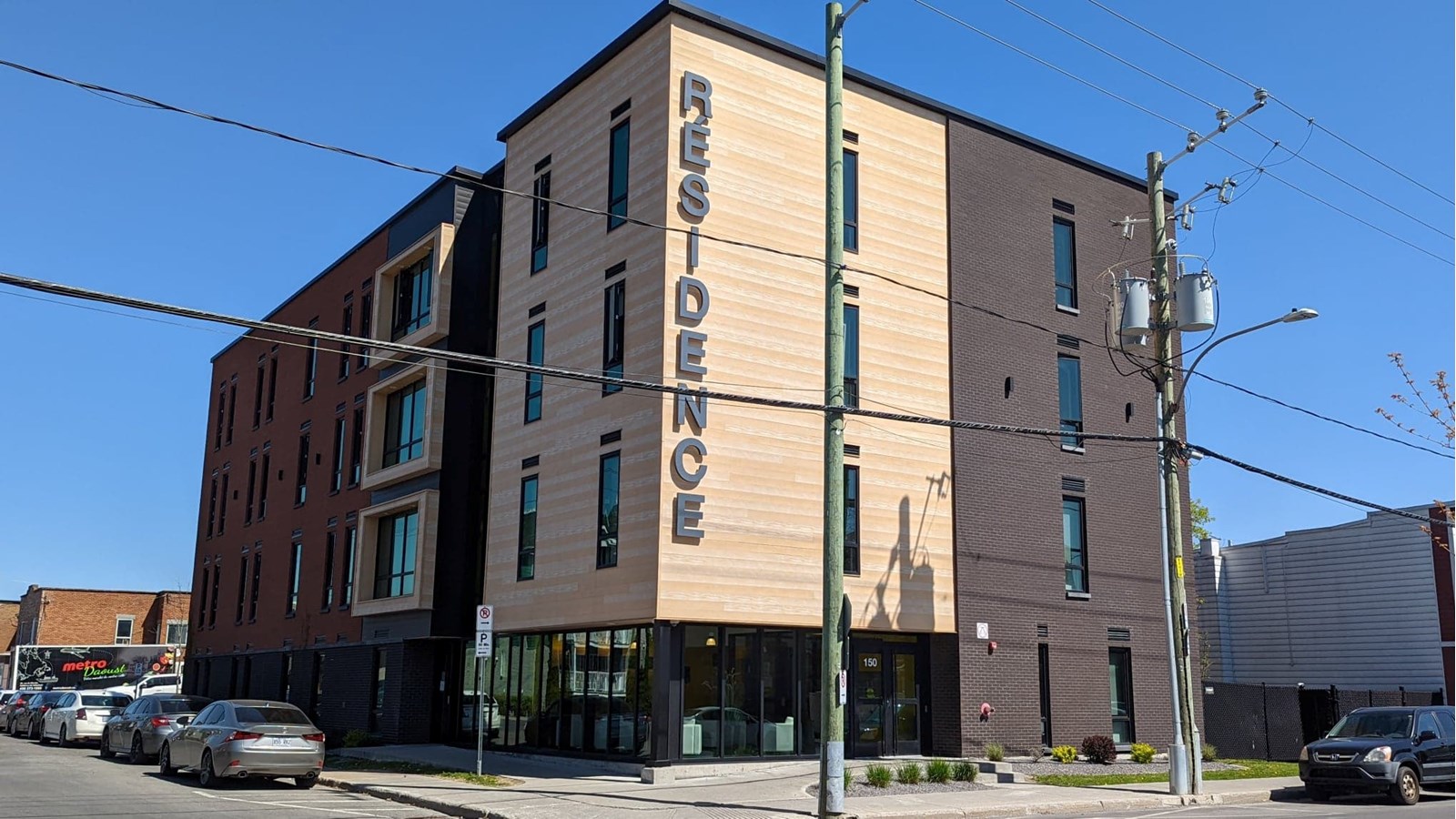 Depuis 2018, la résidence du Cégep de Valleyfield est située au 150 rue Champlain, soit à quelques pas de marche de l'établissement scolaire.