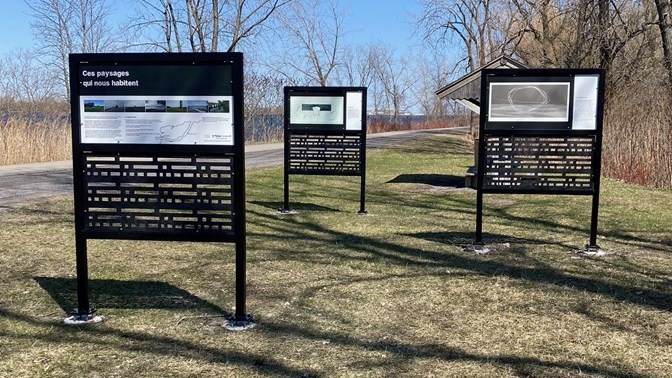 Photo de l’exposition thématique « Champs, vestiges, transformations » installée à mi-chemin à la Halte de l’Oie-des-Neiges à Saint-Étienne-de-Beauharnois dans le cadre du projet « Ces paysages qui nous habitent ».