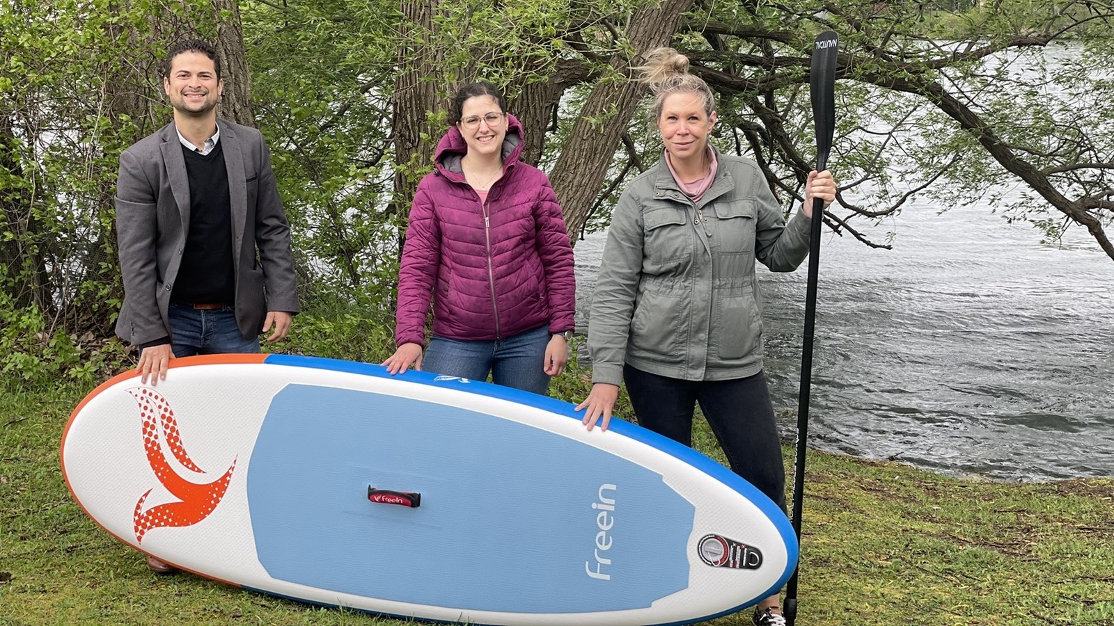 Le maire de Salaberry-de-Valleyfield prend la pose avec la citoyenne à l'origine de ce projet, Sarah Brunette.