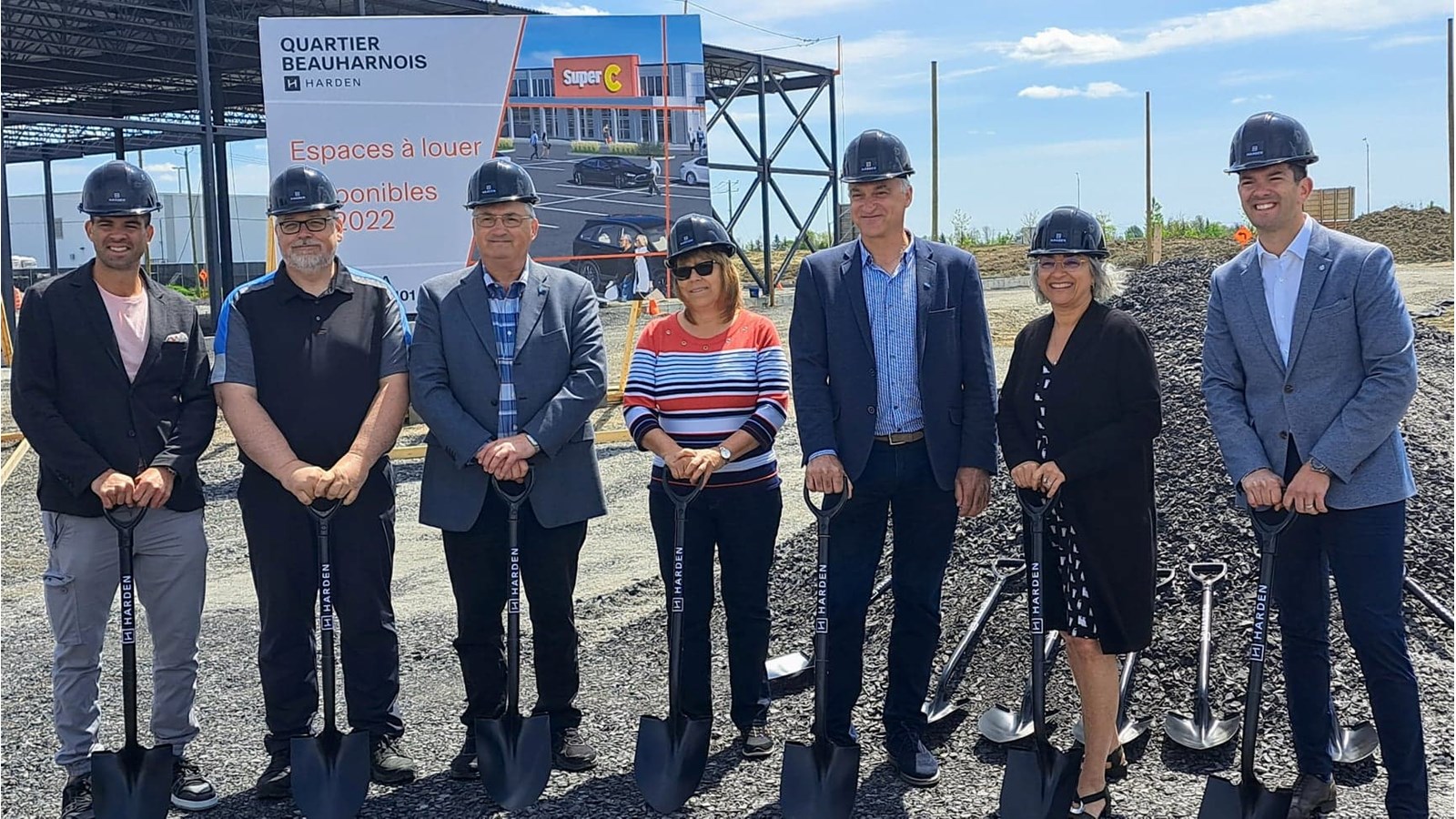 Les frères Chris et Tyler Harden prennent la pose avec le maire de Beauharnois, Alain Dubuc, et quelques conseillers municipaux.
