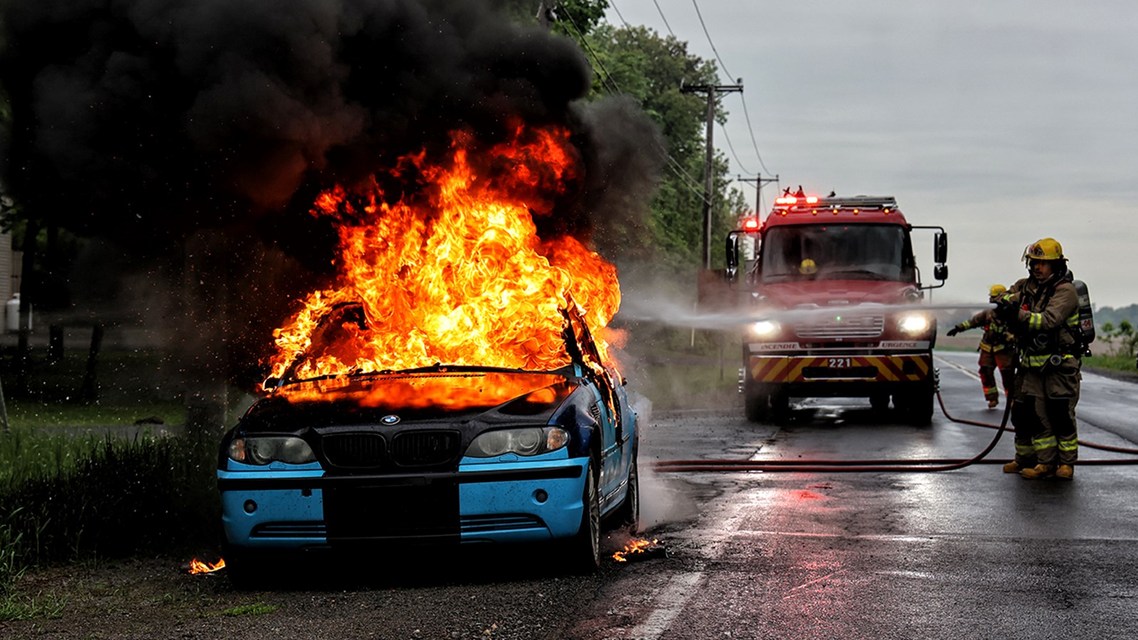 Un véhicule en flammes ralentit la circulation sur le chemin de la Cité-des-Jeunes 