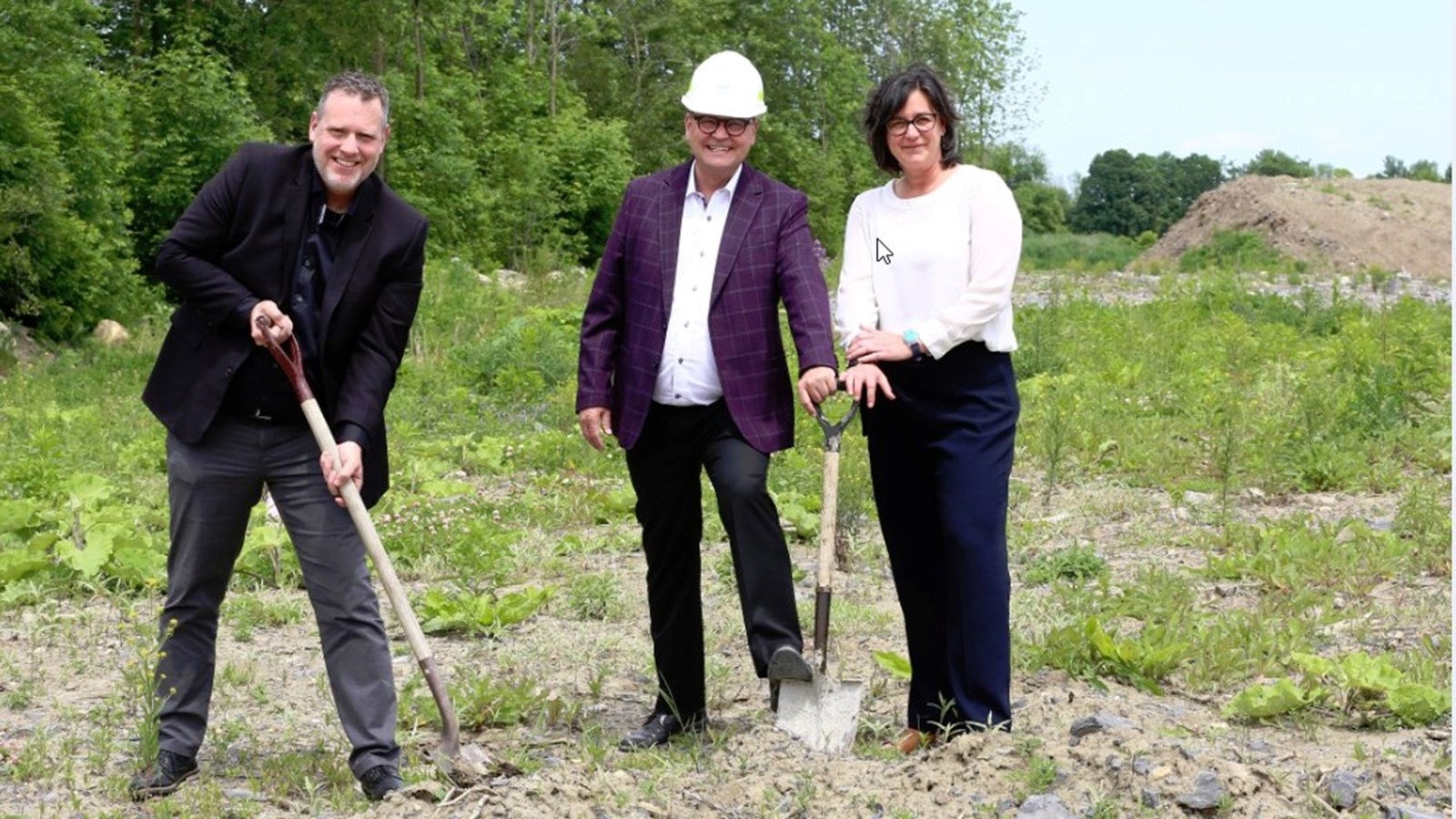 M. Marc Girard, directeur général du Centre de services scolaire de la Vallée-des-Tisserands, M. Claude Reid, député de Beauharnois, Mme Suzie Vranderick, directrice générale adjointe du Centre de services scolaire de la Vallée-des-Tisserands. La photo a été prise au site de construction désigné pour la future école, sur la nouvelle avenue de la Traversée, dans le secteur Grande-Île.