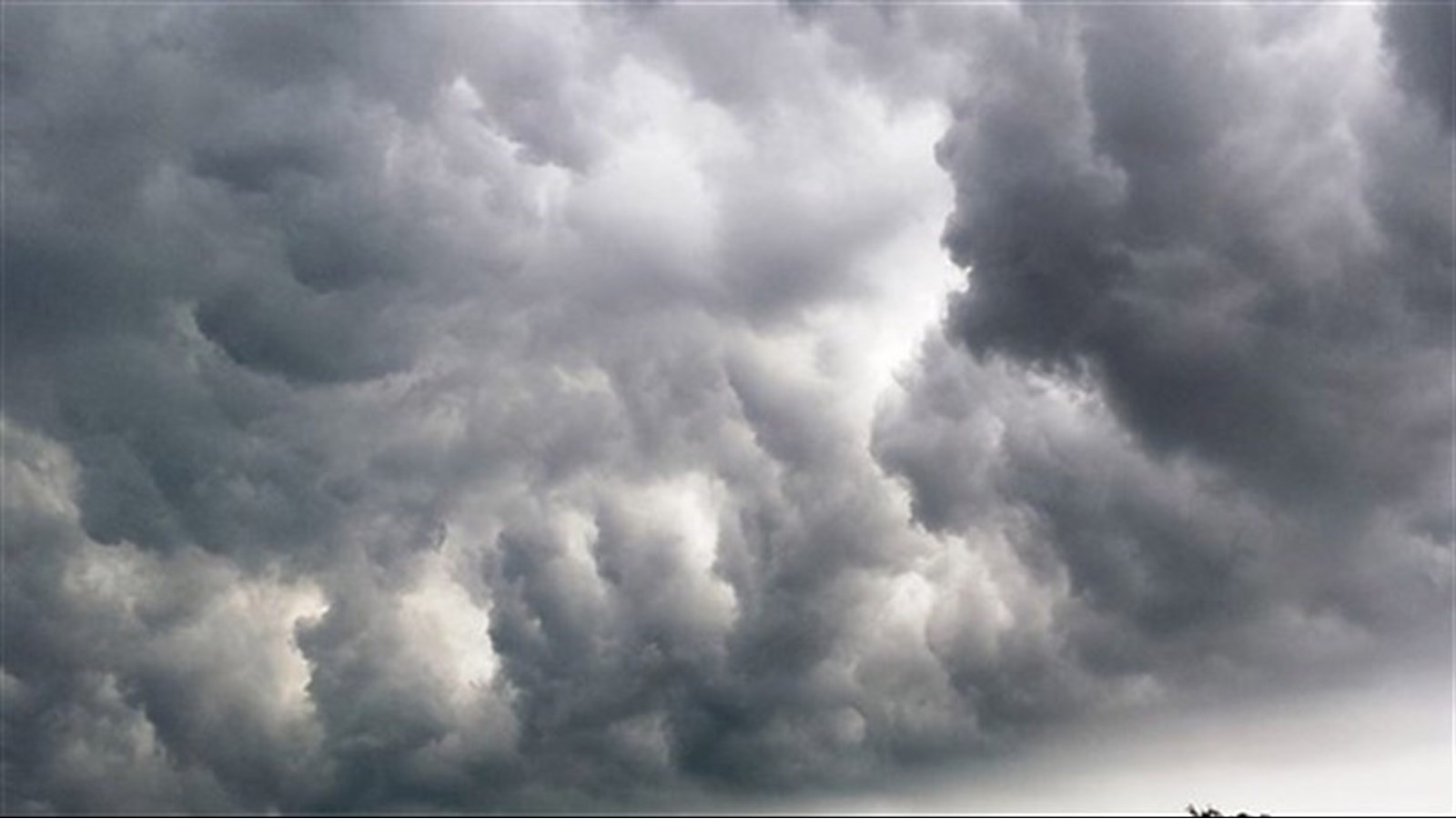 Une veille d'orages violents et un risque de tornade planent sur la région