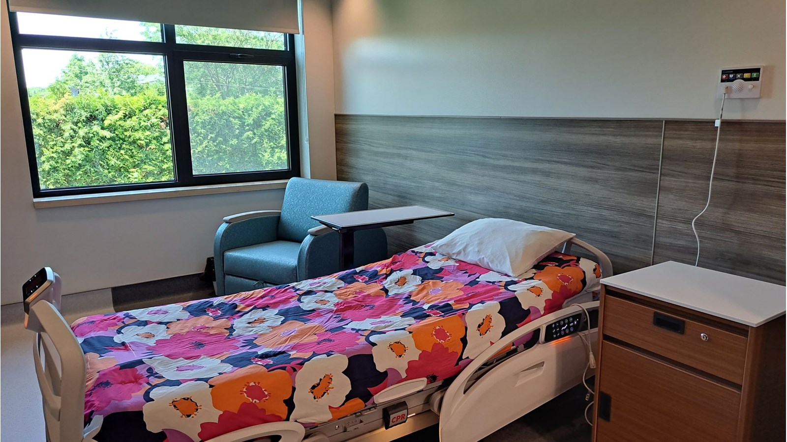 Chaque chambre compte une chaise convertible en lit pour les proches des résidents qui souhaiteraient passer une nuit sur place