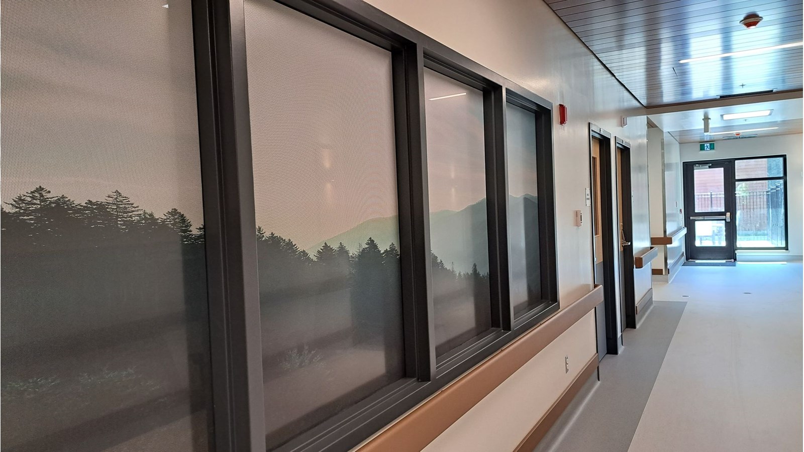 Une murale a été disposé dans les fenêtres du poste de garde pour le rendre plus discret