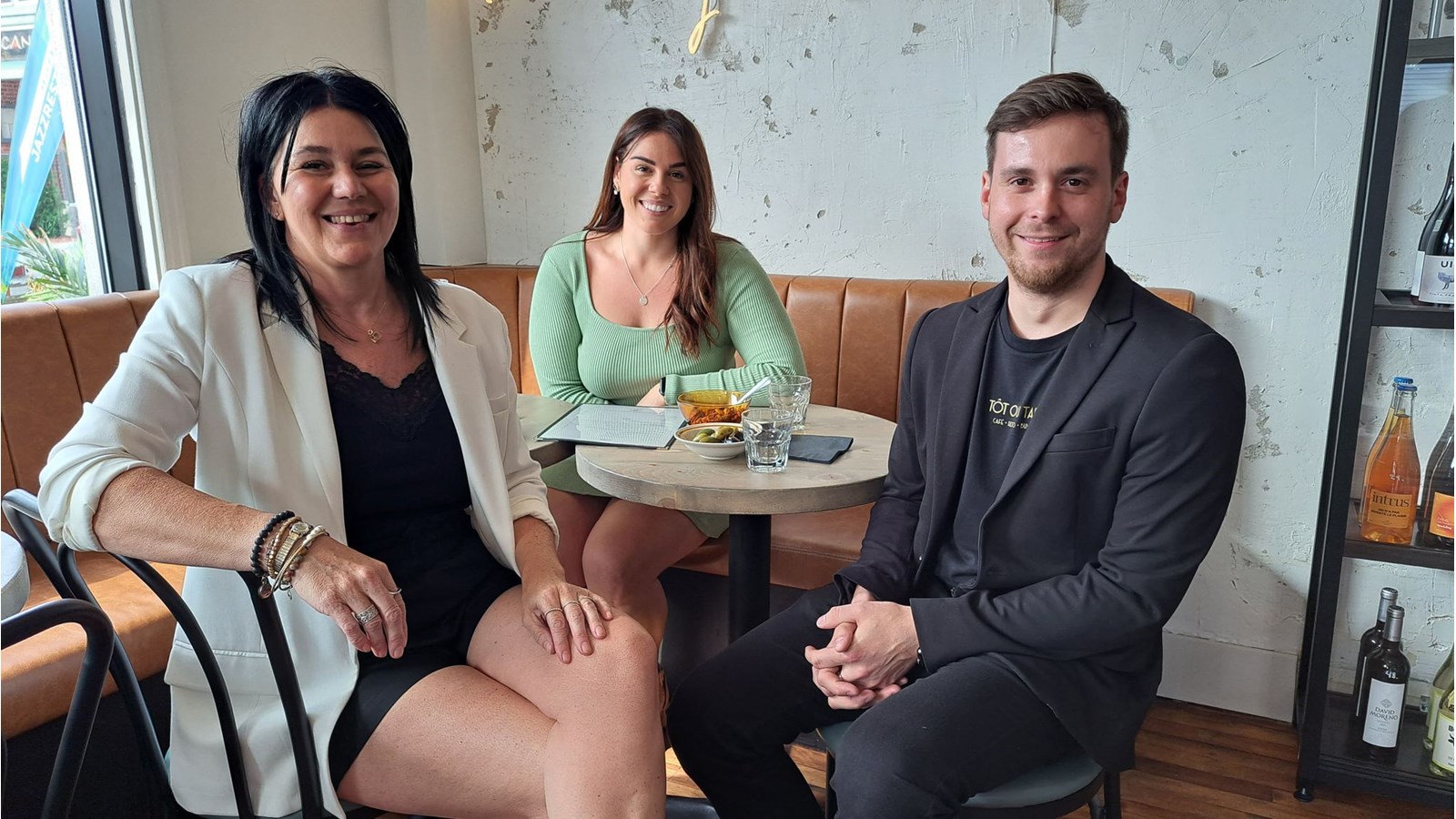 Sur la photo, on retrouve les trois propriétaires de Tôt ou Tard, café, resto, buvette, soit Marie-Christine Paquette, Elizabeth Lemieux et Alexandre Deschamps