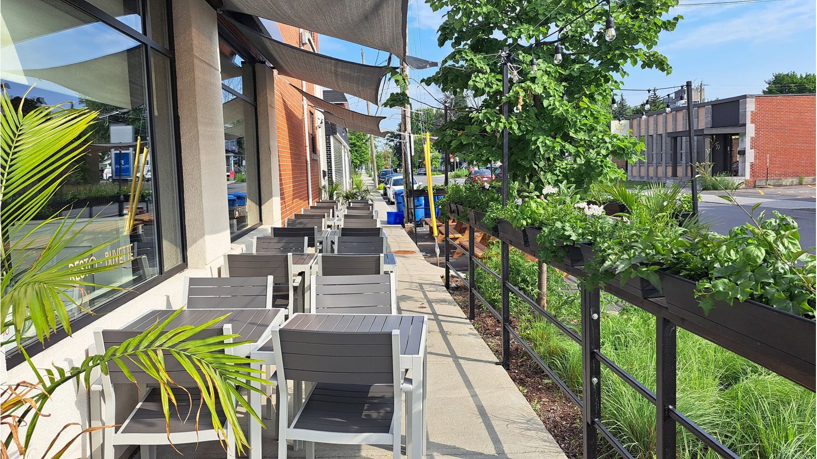 Une terrasse aménagée en devanture et sur le côté du restaurant permet à la clientèle de profiter de la chaleur et des rayons du soleil lors des journées ensoleillées