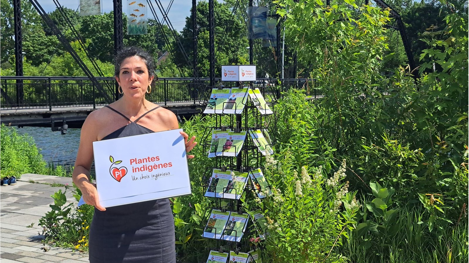 La conseillère en communications à la Ville, Magali Joube, pose avec l'image de marque développée dans le cadre de cette initiative environnementale