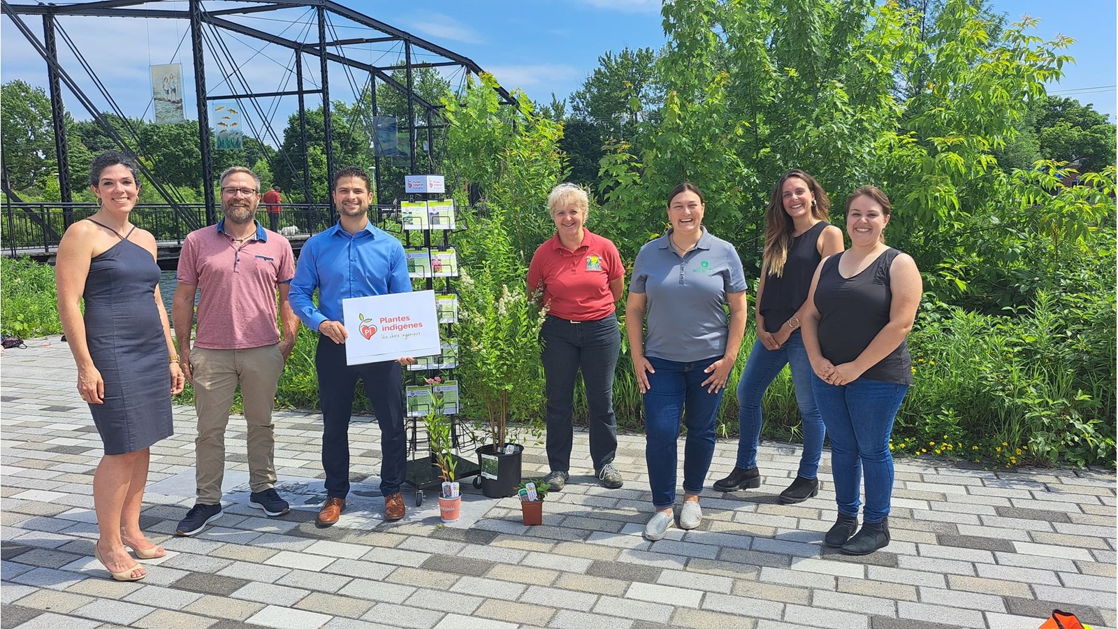 Les partenaires du projet, dont des représentants de la Ville de Salaberry-de-Valleyfield, prennent la pose avec Francine Blais et Karine Michaud des pépinières locales Les Serres Michaud et le Centre du jardin Denis Brisson.
