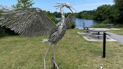L’œuvre de près de 6 pieds est positionnée sur un socle en béton afin d’en assurer sa permanence et sera mise en valeur par un système d’éclairage