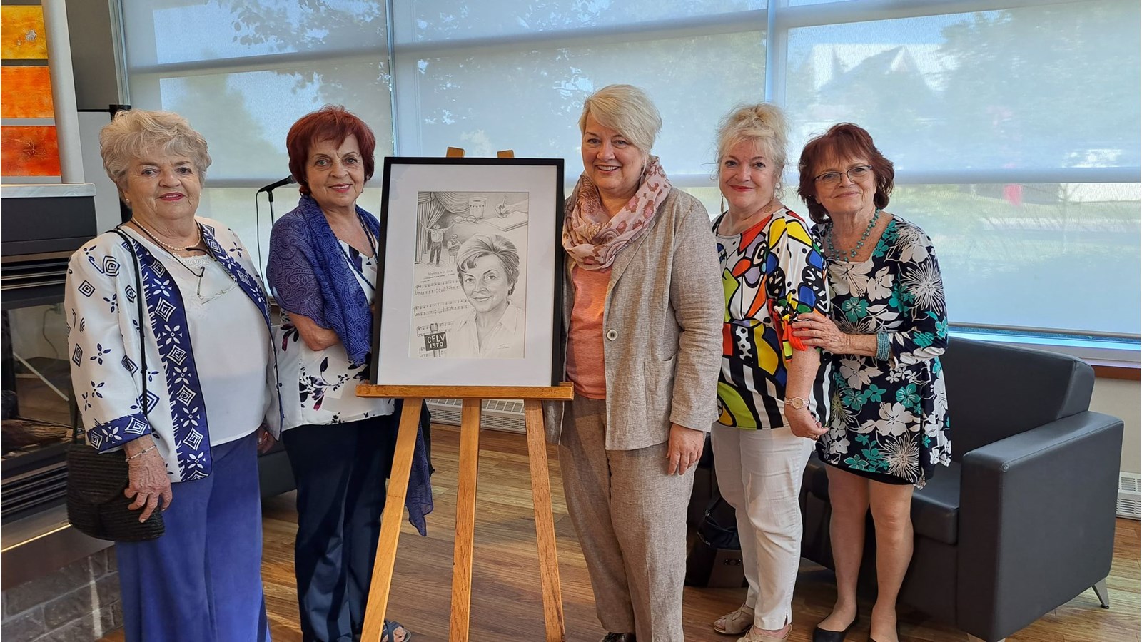 Les quatre filles de Mme Farmer-Denis, soit Johanne, Marjolaine, Michelle et Marie-Andrée prennent la pose avec l'artiste Sonia Isabelle et l'œuvre hommage à leur mère Leur frère Gilles était absent à ce rassemblement.