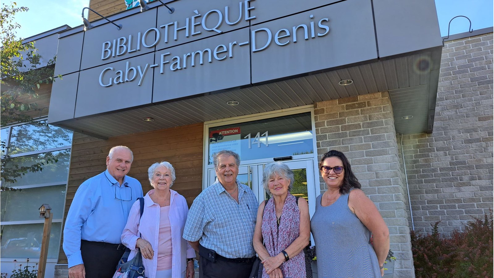 Le maire actuel Bernard Daoust prend la pose avec les conseillers de l'époque et l'ancienne mairesse Géraldine T. Quesnel. On retrouve aussi sur la photo la responsable de la bibliothèque Odette Marois à droite.