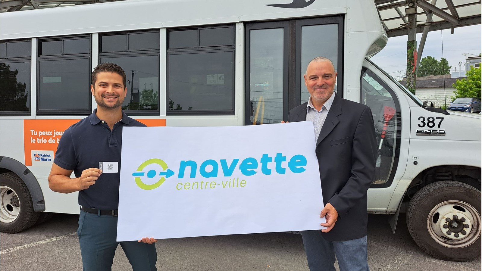 Le maire Miguel Lemieux prend la pose avec le président de la Société de transport de Salaberry-de-Valleyfield, Pierre Spénard 