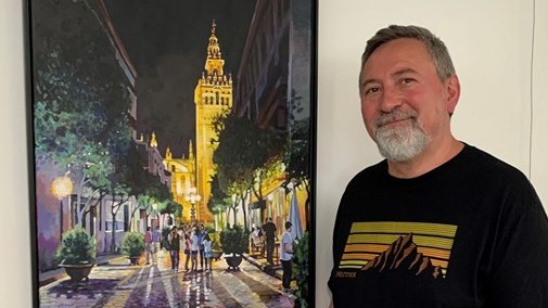 Florin Pop, lauréat du coup de coeur 2022 devant son oeuvre « Sortie en ville »